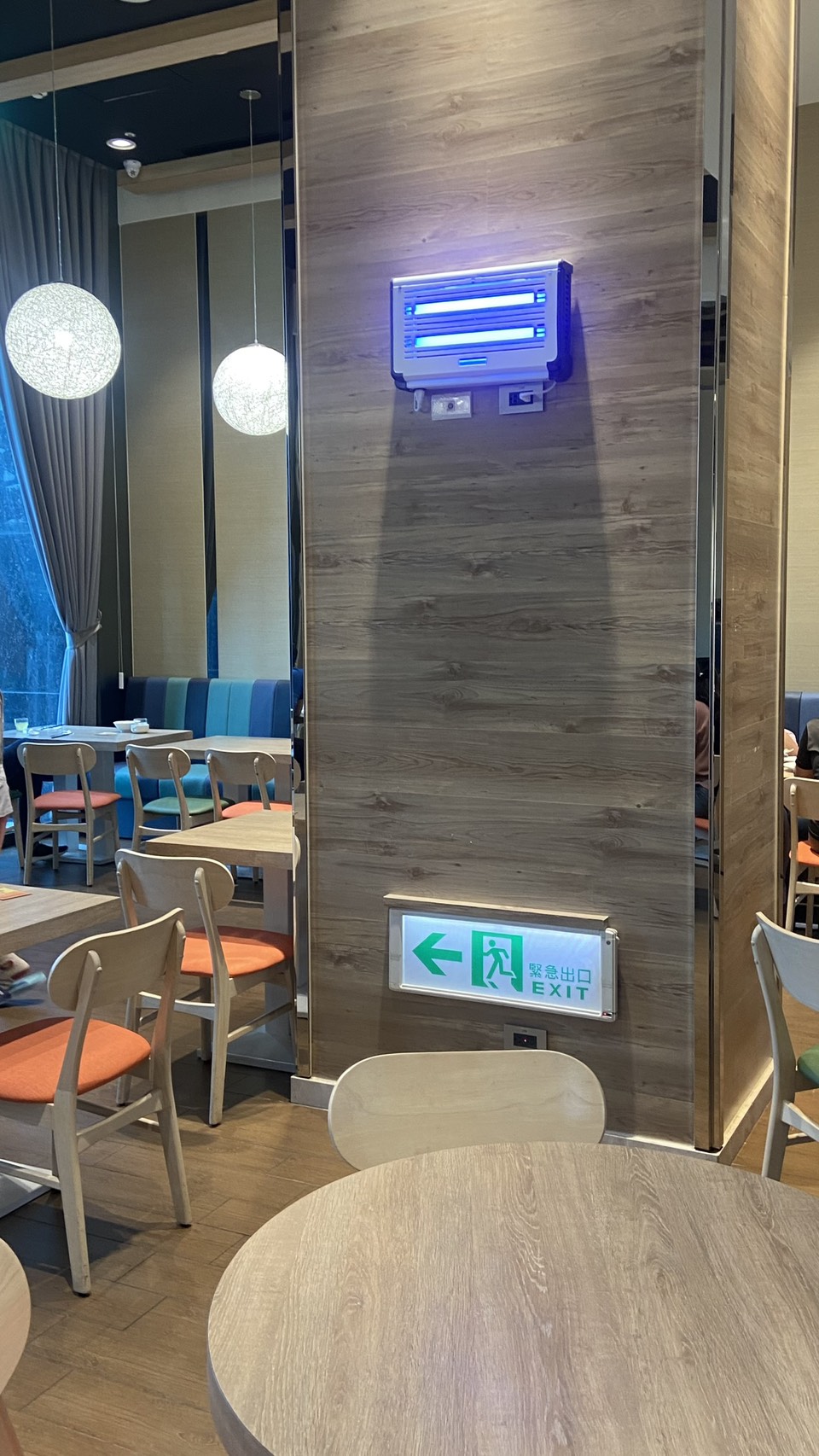 WE-103 glue board insect light installed in a luxury hotel buffet restaurant